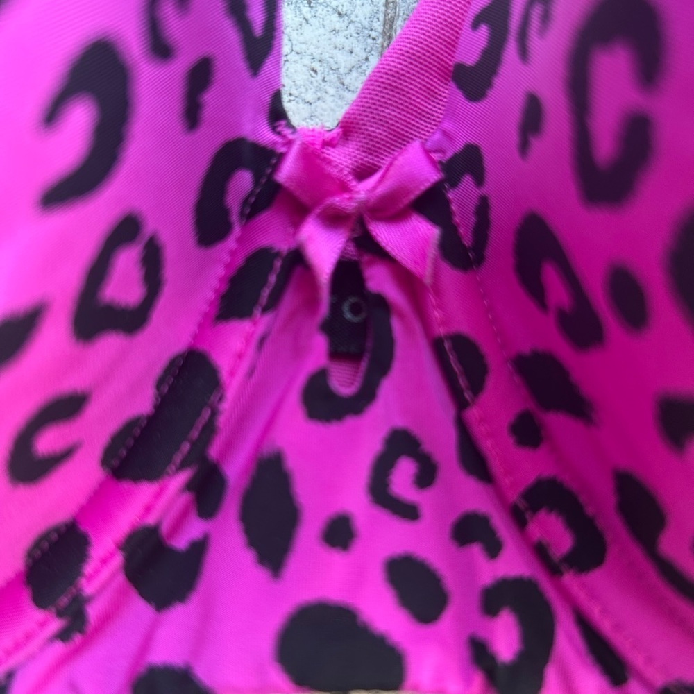Torrid Cirve Pink Leopard Print underwire lightly lined t-shirt Bra 42C, #18 - Picture 2 of 4